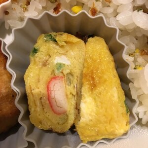 彩りきれいなカニかま玉子焼き